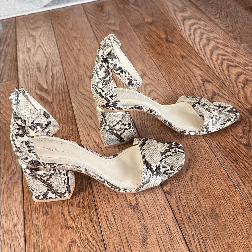 Bershka Snakeskin Heels Square Toe Block Heel Sandals Size 9 Chic Trendy Neutral